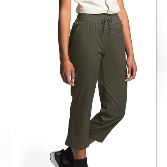 The North Face Pants - The North Face Women’s Aphrodite Capris Joggers Size Large